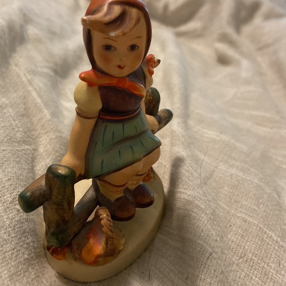 Goebel Hummel Figurine just resting. - Picture 2 of 6